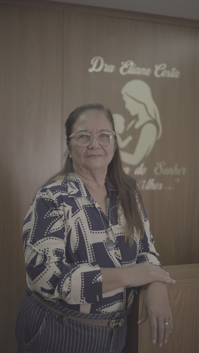 Dra. Eliane Costa em seu consultório